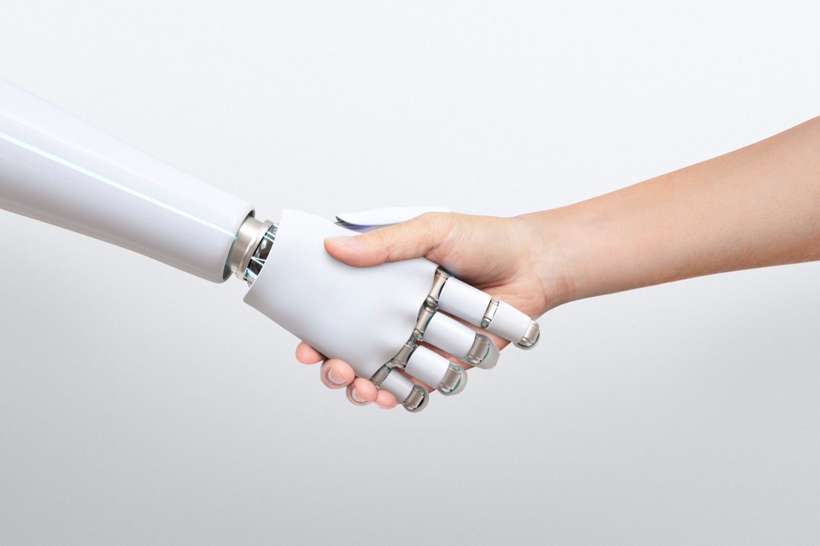 Une main humaine et une main robotique qui se serrent
